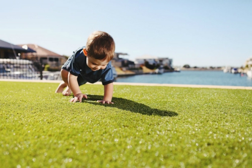 Chơi ngoài trời giúp bé tăng khả năng thông minh - Ảnh: Royal Grass.